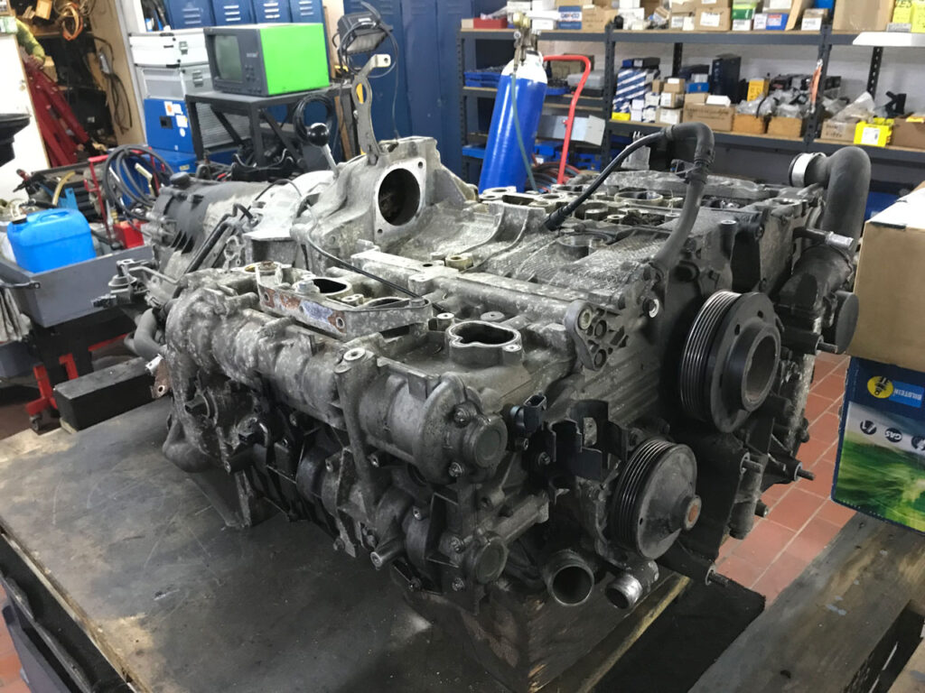 Der erste, wassergekühlte Boxermotor von Porsche ist deutlich besser als sein Ruf, aber auch er benötigt, wie seine luftgekühlten Vorgänger, eine erfahrende Hand und den Willen, Dinge nicht nur auszutauschen, sondern zu reparieren.