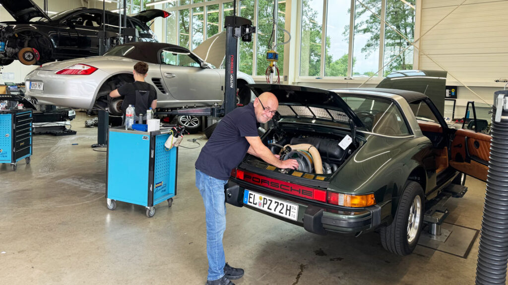 Dieter Schüßler, ein fester Bestandteil der lokalen Porsche-Welt, wurde am 30. Juni 2025 in den Altersruhestand verabschiedet. Erfreulicherweise bleibt er uns noch für einige Zeit tageweise erhalten, um uns weiterhin mit Rat und Tat zur Seite zu stehen.